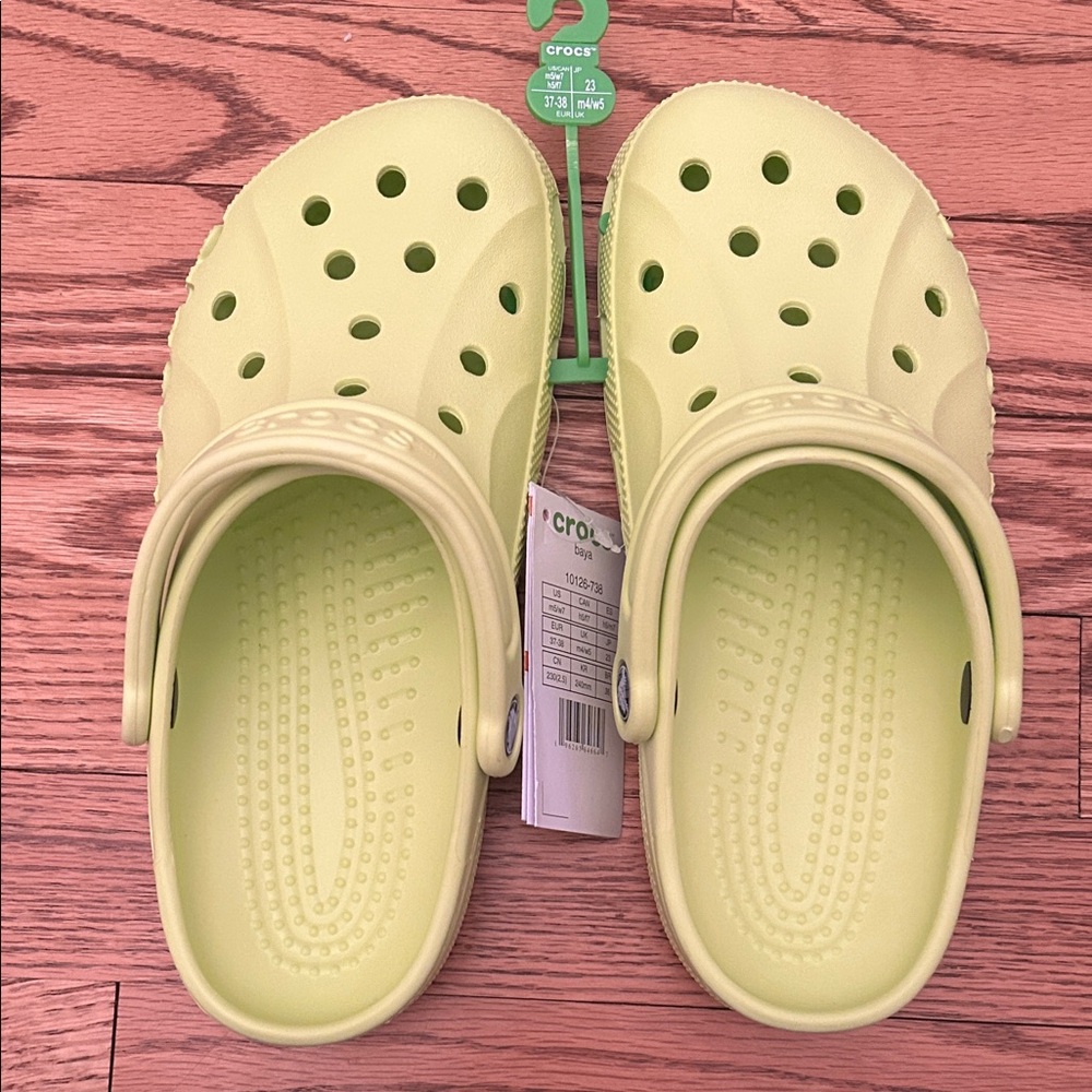 NWT CROCS Kids Sandals Light Yellow, size boys 5